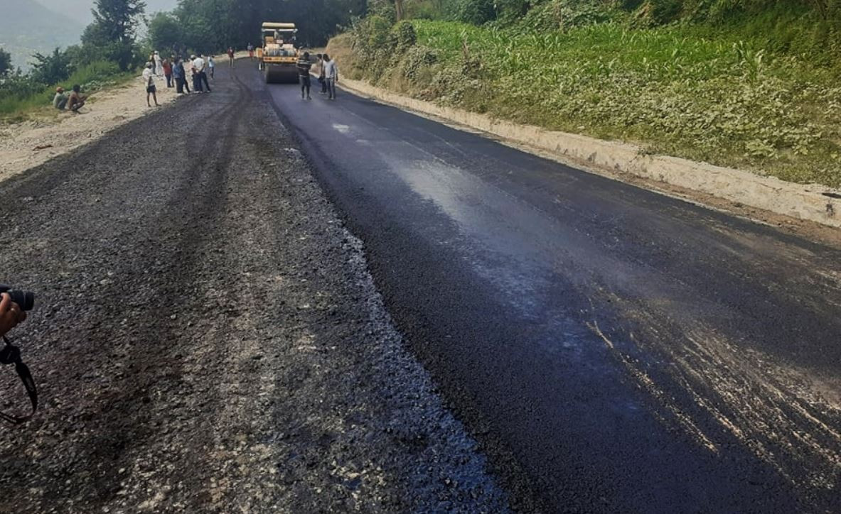 सेती लोकमार्गः कतै कालोपत्र हुँदै, कतै ट्र्याक खुल्दै, यसरी हुँदैछ काम