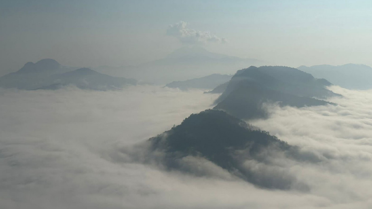 ढाक्यो, ढाक्यो देउराली डाँडा हुस्सु र कुहिरोले...