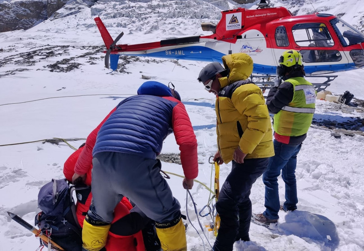 हिमालमा पर्यटकलाई हेलिकोप्टरको सहारा, मौसम प्रतिकूलता चुनौती