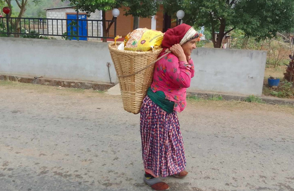 ३२ बर्षदेखि डोकोमा तरकारी बोकेर आम्दानी गर्दै ‘लक्ष्मी’, बचतको रकमले जोडिन घरजग्गा