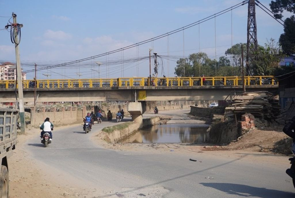 हिउँदमा पानी जम्छ बागमती करिडोरको कालो पुलमुनि, यात्रुलाई सचेत गराउन टाँसियो सूचना