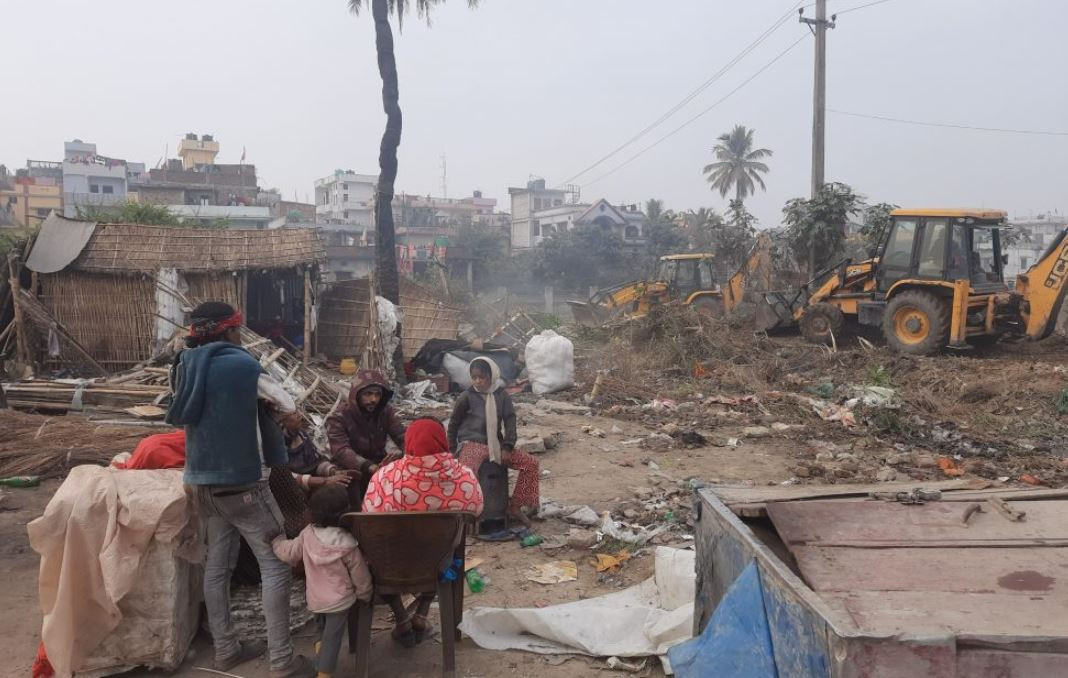 बीपी उद्यानको अतिक्रमित जग्गामा बनेका संरचनामा महानगरपालिकाको डोजर चल्न थाल्यो